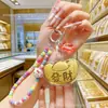 Un Colgante de Lingote con Contenido de Oro para la Capa Superficial, un Adorno que Atrae la Fortuna para Bolsos, Cadenas de Teléfono, Llaveros y un Regalo para Atraer Clientes, Disponible para Venta al por Mayor