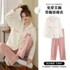 Nueva colección otoño/invierno: Pijama de jacquard de algodón de doble cara con un diseño dulce y femenino, con una camiseta de manga larga con sujetador incorporado y cuello, adecuada para usar tanto en interiores como en exteriores