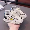 Zapatos para niñas 2026 nueva colección de otoño, zapatillas casuales de suela blanda para niños, zapatillas blancas versátiles para niñas, adecuados para niños de talla mediana y grande