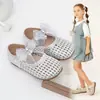 Sandalias para Niñas Zapatos Individuales Pequeños Tejidos Huecos Infantiles Nuevas Llegadas Primavera Verano 2026 Zapatos para Bebé Niña Transpirables Antideslizantes Zapatos Pequeños de Cuero