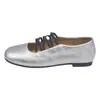 Estoque pronto, versão em couro macio, sapatos Mary Jane de sola reta com tira cruzada para mulheres, novo estilo de verão, retrô, versáteis, sapatilhas de corte baixo