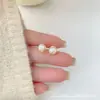 Pendientes de Aleación de Cobre con Perlas de Imitación, Elegantes y Sencillos, Nuevo Modelo 2025, Pendientes de Presión Compactos y Elegantes de Moda Francesa para Mujer