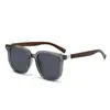 Gafas de sol cuadradas retro artísticas con remaches, unisex, patillas de alta gama con veta de madera, elegantes y modernas, hacen que la cara se vea más pequeña