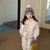 Conjunto de Moletom Feminino 26 Inverno Novo Estilo Coreano Desenho Animado Fofo Moletom com Capuz de Pelúcia para Bebê Menina Calça de Moletom Versátil