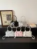 2026 Nova Bolsa Quadrada Pequena Estilo Coreano com Laço e Pingente de Pérola para Mulheres, Bolsa Transversal Fashion Versátil, Nicho de Luxo