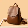 Mochila Feminina Estilo Novo 2026 Couro PU Grande Capacidade Mochila Casual Fashion Simples com Tampa Flip-Top Bolsa de Viagem Escolar para Mulheres