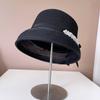 Sombrero de paja estilo Hepburn, sombrero de cubeta, sombrero de playa para la orilla del mar, sombrero de sol de verano para mujer con lazo de cadena de cuentas de boutique japonesa