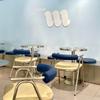 Loja de Chá com Leite de Luxo Leve Combinação de Mesa e Cadeira Mesa de Negociação para Cafeteria Cabine Minimalista de Aço Inoxidável Sofá Duplo Cadeira Macia