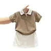 Conjunto de verano 2026 para niñas estilo coreano: top fino de punto con bloques de color en estilo vintage y cuello polo de manga corta, y falda blanca para niñas