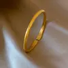 Novo estilo de pulseira aberta banhada a ouro para mulheres, simples e elegante, nicho, requintada, sensação de alta qualidade, joia versátil e estilosa