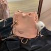 Bolsa de moda simples estilo ocidental feminina primavera 2025 nova bolsa casual moderna de nicho bolsa de ombro transversal bolsa balde
