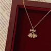 Collar de Mariposa con Campana de Cristal para Mujer Otoño Luz Antigua Lujo Tallado Nicho Avanzado Colgante de Flor de Cerezo Cadena para Clavícula Regalo para Novia
