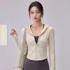 Ropa de Yoga Estilo Primavera y Otoño Diseño Femenino Cintura Entallada Adelgazante Chaqueta Corta con Capucha Agradable al Tacto Cómoda Moderna Versátil Cárdigan
