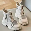 Botas Femininas 2026 Novas Botas de Cano Médio Femininas Outono Crianças Botas de Couro Botas Martin da Moda Estilo Outono/Primavera Botas Simples Tendência