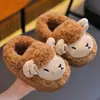 Pantuflas de algodón de invierno para niños y niñas, cálidas y afelpadas, diseño lindo de ovejita, adecuadas para uso en casa, a juego padre-hijo, zapatos de algodón para bebé con talón cerrado