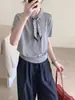 Elegante bufanda de punto fina camiseta de manga corta para mujer, polo gris ajustado de verano con cuello vuelto y hombros normales