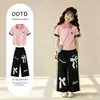 Conjunto de Dos Piezas para Niña: Polo Delgado con Bloques de Color de Manga Corta 2026 Verano Moda Coreana Pantalones Casuales con Lazo de Encaje