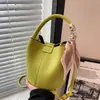 Bolso de mujer de textura de alta calidad otoño e invierno 2024 nuevo bolso diseño nicho bolso bandolera moda portátil bolso cubo al por mayor