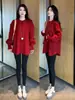 Suéter de tricô vermelho casual de comprimento médio e manga longa para mulheres, novo para o inverno de 2026, peça interna solta e estilosa