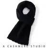 Sencillo y versátil, este bufanda tejida 100% cachemira pura está diseñado tanto para hombres como para mujeres.. Es un accesorio cálido, elegante y fácil de combinar para mantenerte abrigado en el clima frío.