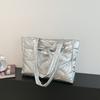 Bolso de mano de plumas de gran capacidad para mujer, nuevo bolso informal de moda 2025, bolso de hombro ligero y combinable, venta al por mayor.