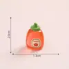 Miniatura de Paisaje Simulación Tarro de Mermelada de Naranja y Fresa Decoración DIY Accesorio Colgante Mini Adorno de Escritorio