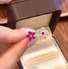 Anillo Popular de Dos Colores Rosa y Blanco con Flores y Diamantes Completos de Xiaohongshu, Anillo Dulce y Elegante para el Dedo Índice, Estilo Pequeño y Fresco, Envío Directo de una Pieza