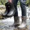 Botas Impermeáveis Masculinas Novas de Cano Médio Antiderrapantes Sapatos D'água Versáteis para Estudantes Galochas Lavagem de Carro Pesca Dia Chuvoso Viagem Quentes