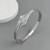 Pulsera de Acero de Titanio y Concha Blanca con Hebilla de Diamante de Lujo Ligero y Gama Alta Diseño Ins Moda y Versátil Pulsera Abierta