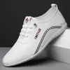 Sapatos de couro masculinos respiráveis, casuais, com sola macia, salto baixo, estilo britânico, sem cadarço, sapatos preguiçosos, sapatos Doug da moda