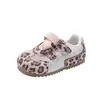 Zapatillas Infantiles con Estampado de Leopardo Modelo Nuevo Primavera 2026 Malla Transpirable para Niñas Zapatos de Entrenamiento Alemanes para Niños Pequeños y Bebés Exportación
