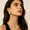 Pendientes metálicos de abanico ondulado más vendidos de Amazon, lujo ligero, elegantes y versátiles, joyería de nicho al por mayor