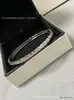 Pulseira V dourada de alta qualidade com padrão de diamante para mulheres, versões estreita e larga, gravação de precisão CNC, pulseira de luxo leve estilo Chanel, atacado do fabricante e entrega direta