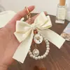 Gravata borboleta grande estilo coreano inspirada na Chanel com chaveiro de fio de pérolas, pingente de bolsa de fita, acessório de cabelo feito à mão, acessório de carro