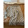Conjunto de pijama simples de bolinhas confortável e macio De Rong para mulheres, novo conjunto de loungewear de manga longa e calça comprida para o início do outono de 2026, adequado para usar fora