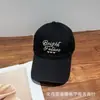 Boné de Baseball Bordado com Letra Nova Moda Estilo Coreano Chapéu de Sol Versátil Boné Casual para Viagem ao Ar Livre para Homens e Mulheres