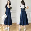 Foto Real de Vestido Casual Versátil de Peto de Mezclilla, Vestido de Longitud Media Adelgazante para Mujer, Disponible en Azul Oscuro, Gris, Azul Claro y Otros Colores