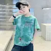 Chegada Nova de Verão Camiseta Infantil Masculina Estampa de Letras Cartoon Manga Curta Top de Manga Curta de Verão para Crianças Roupas Infantis Pequenas e Médias Camiseta