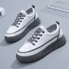 Sapatos Brancos Estudantis Versáteis Macios de Solado, Tênis Esportivos Casuais com Cadarço Frontal, Moda Coreana Nova Estilo Primavera e Verão 2026
