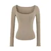 Estilo puramente seductor, cuello en U grande, bolsillo de parche, dobladillo overlock, camiseta de manga larga, nuevo modelo de otoño, versátil, corte ajustado, estilo corto, top básico de chica popular para mujer