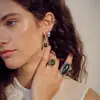 Diseño de Nicho Moda Retro Textura Irregular Martillada Metal Incrustado Aretes de Aro de Aventurina Verde Aretes de Moda Elegantes