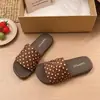 Novas sandálias plissadas com estampa de zebra, estilo retrô de Hong Kong, para mulheres, perfeitas para o verão, com sola plana, para praia, férias e uso ao ar livre