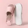 Chinelos de linho para casal para mulheres, novo modelo 2026, uso interno em casa, antiderrapantes, resistentes a odores, chinelos silenciosos para o chão para uso em casa de homens