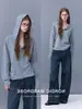 Camiseta com capuz de algodão leve e elástico para mulheres na estação preguiçosa, listrada em vermelho e branco, carcela com botões até a metade, listras em cores contrastantes, top casual