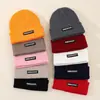 Gorro de Tela Tejida Gruesa con Etiqueta para Hombres y Mujeres Otoño e Invierno 2025 Nuevo Gorro de Lana Tejida Gorro Cálido de Invierno con Protección para los Oídos Gorro para el Frío