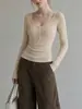 Top de punto texturizado ajustado con cuello en U y botones, color avena, para mujer, capa base chic estilo coreano, principios de otoño 2026