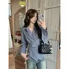 Toma real: Diseño estilo coreano, cuello con muescas, tapeta asimétrica, cintura entallada, camisa de manga larga para mujer con rayas irregulares, top 25686