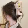 Presilhas de cabelo de pelúcia para outono e inverno para mulheres, acessórios de cabelo de luxo leve e de alta qualidade, presilhas elegantes para penteados presos, presilhas tipo tubarão estilo coreano para a parte de trás da cabeça