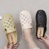 Novas pantufas fechadas antiderrapantes de sola reta para mães de meia-idade, chinelos perfurados de couro sintético com salto médio para mulheres usarem fora de casa