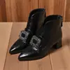 Novas Botas Curtas da Moda com Boca em V, Femininas Outono e Inverno 2025 Bico Fino Salto Alto com Fivela Quadrada de Strass, Botas Slim